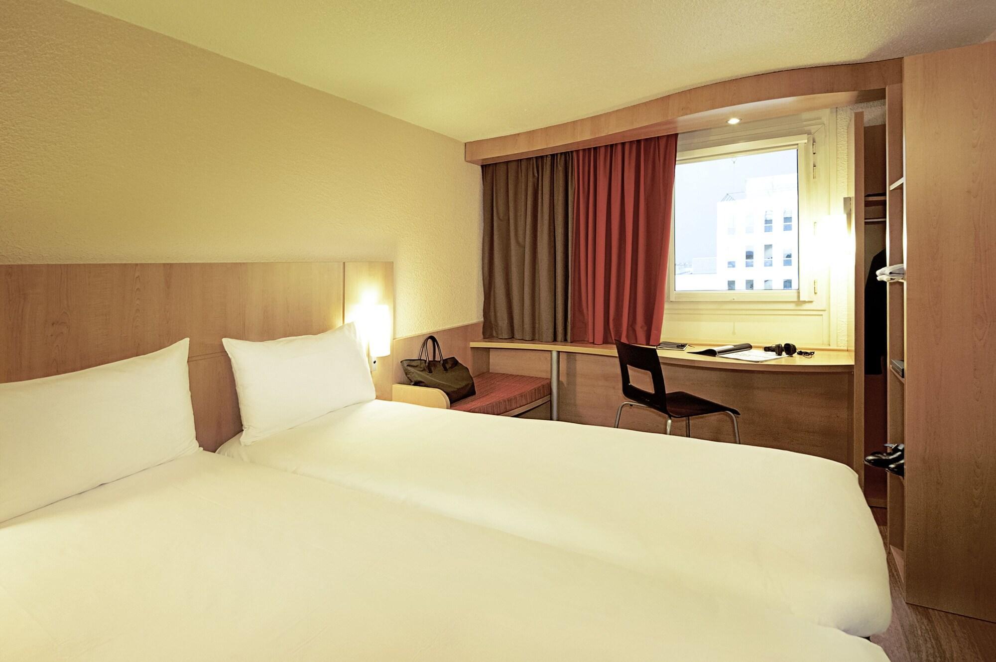ไอบิส เอฟรี Hotel Courcouronnes ภายนอก รูปภาพ